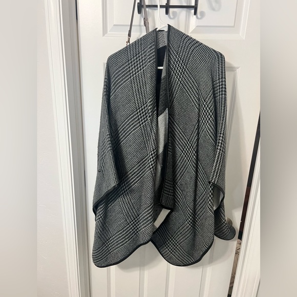 Black and white plaid reversible poncho - Picture 2 of 2